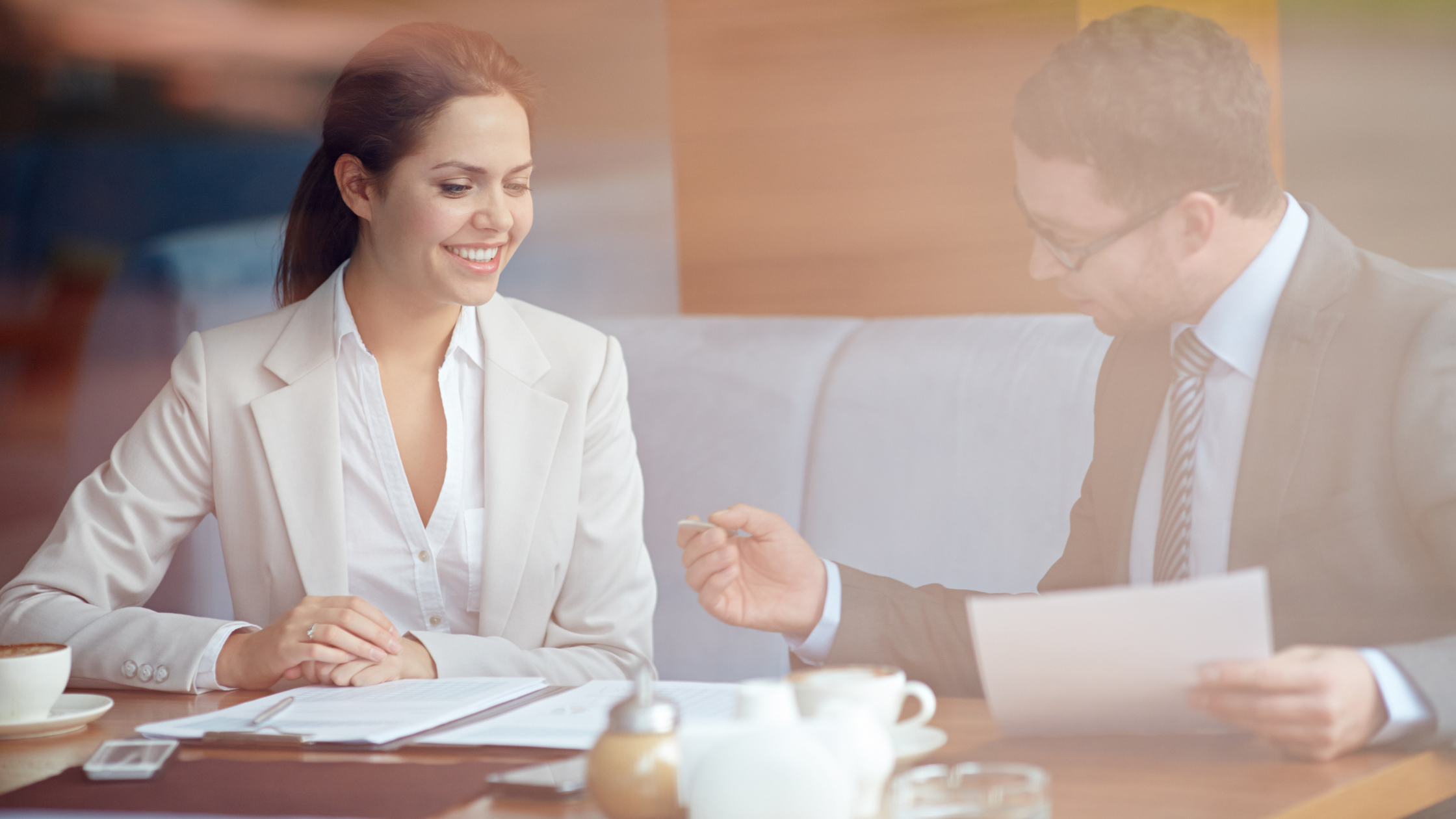 Een coach van een landelijk outplacementbureau in gesprek met een client